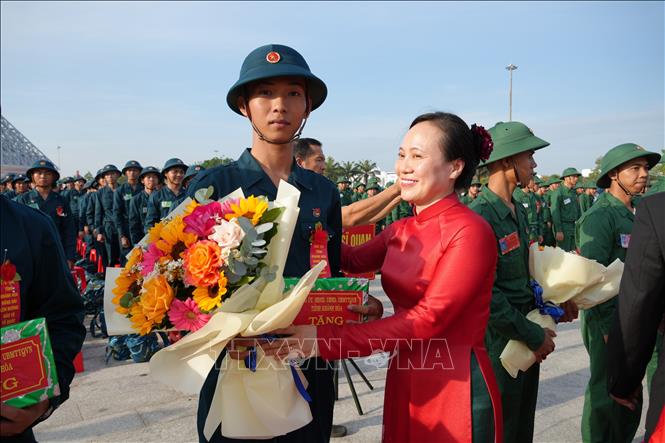 Lãnh đạo phường Phan Rang (Khánh Hòa) động viên thanh niên lên đường nhập ngũ. Ảnh: Nguyễn Thành - TTXVN