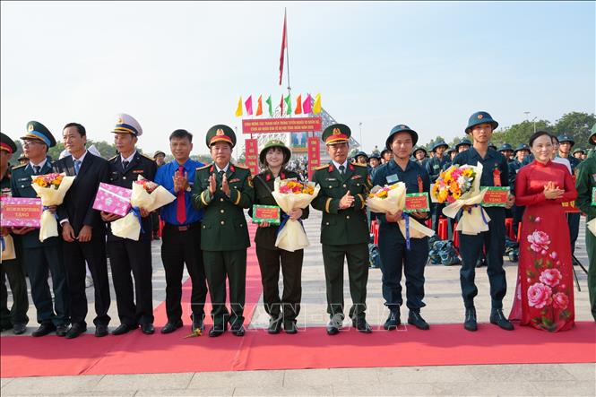 Tặng hoa và quà động viên thanh niên Khánh Hòa lên đường nhập ngũ. Ảnh: Nguyễn Thành - TTXVN