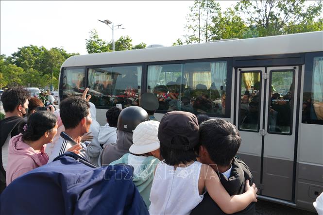 Thanh niên Khánh Hòa lên đường nhập ngũ. Ảnh: Nguyễn Thành - TTXVN