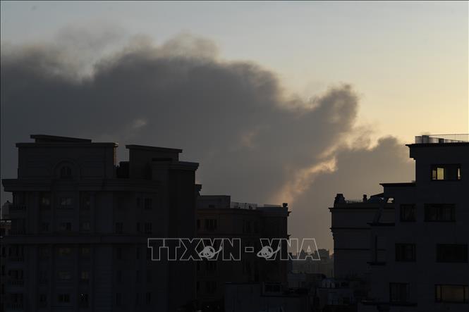 Khói bốc lên sau các vụ nổ tại Tehran, Iran ngày 3/3/2026. Ảnh: THX/TTXVN