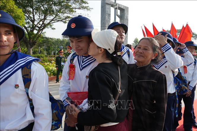 Thân nhân lưu luyến tiễn con em ở Khánh Hòa lên đường nhập ngũ. Ảnh: Nguyễn Thành - TTXVN