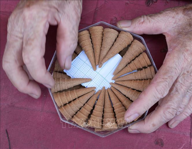 Thuy Xuan village also makes incense buds along with incense sticks. VNA Photo: Nguyên Lý