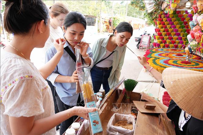 Visitors experience different fragrances of incense in Thuy Xuan village. VNA Photo: Nguyên Lý