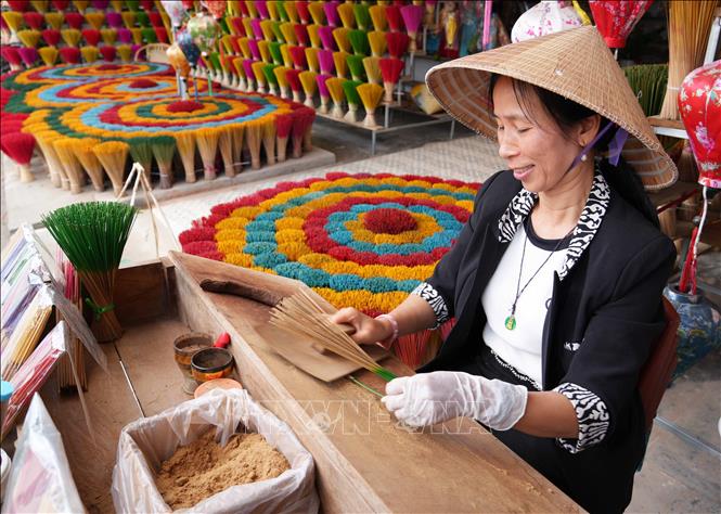 An artisan makes incense sticks at Thuy Xuan village. VNA Photo: Nguyên Lý