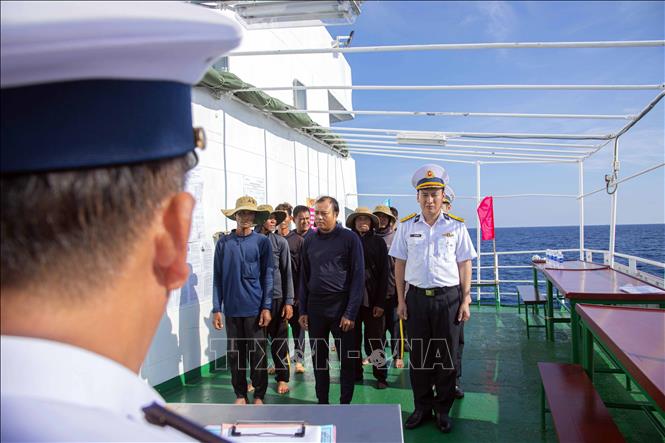 Phổ biến thể lệ bầu cử cho cử tri là ngư dân tàu cá QNg 96435 TS của tỉnh Quảng Ngãi đang khai thác thủy hải sản tại khu vực cụm Ba Kè. Ảnh: TTXVN phát 