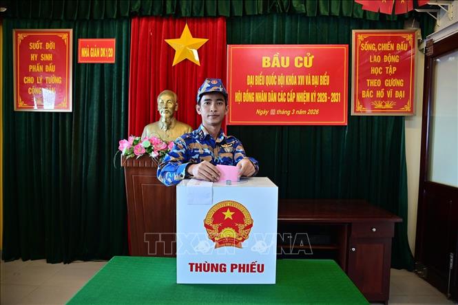 Cử tri là thủy thủ trên tàu 740 trực tại khu vực cụm Ba Kè bỏ phiếu bầu cử. Ảnh: TTXVN phát 