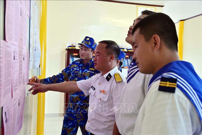 Cử tri là cán bộ, chiến sĩ Nhà giàn DK1/20 và tàu trực 740 tìm hiểu thông tin về các ứng cử viên. Ảnh: TTXVN phát 