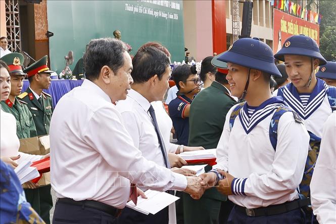 Chủ tịch Quốc hội Trần Thanh Mẫn tặng quà cho các tân binh. Ảnh: Doãn Tấn - TTXVN