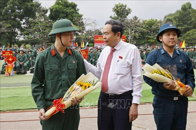 Chủ tịch Quốc hội Trần Thanh Mẫn động viên các tân binh. Ảnh: Doãn Tấn - TTXVN