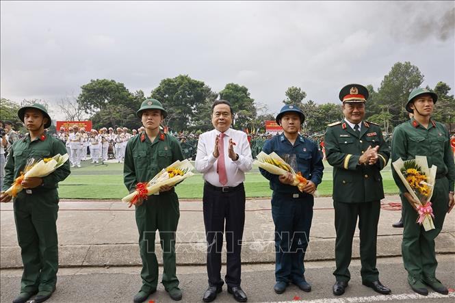 Chủ tịch Quốc hội Trần Thanh Mẫn động viên các tân binh. Ảnh: Doãn Tấn - TTXVN