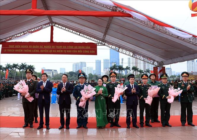 Lãnh đạo thành phố Hà Nội động viên các tân binh lên đường nhập ngũ. Ảnh: Tuấn Anh - TTXVN