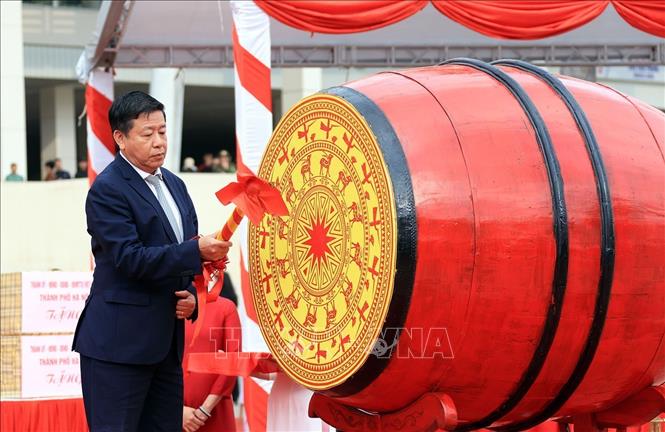 Phó Chủ tịch Thường trực UBND thành phố Hà Nội Dương Đức Tuấn đánh trống khai hội tòng quân năm 2026 tại điểm giao nhận quân số 5. Ảnh: Tuấn Anh - TTXVN
