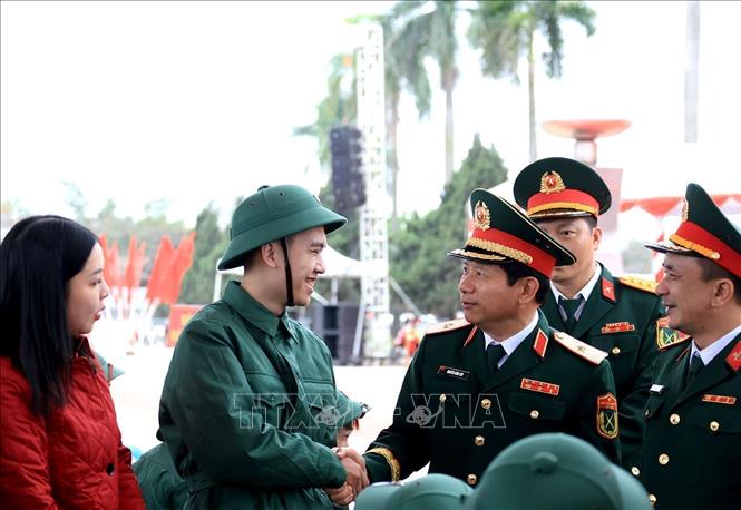 Thiếu tướng Nguyễn Đình Lưu, Phó Tư lệnh Bộ Tư lệnh Thủ đô Hà Nội động viên tân binh lên đường nhập ngũ. Ảnh: Tuấn Anh - TTXVN