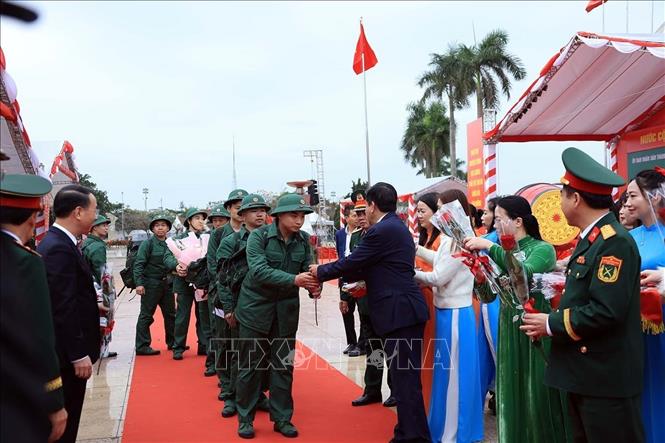 Lãnh đạo thành phố Hà Nội động viên các tân binh lên đường nhập ngũ. Ảnh: Tuấn Anh - TTXVN