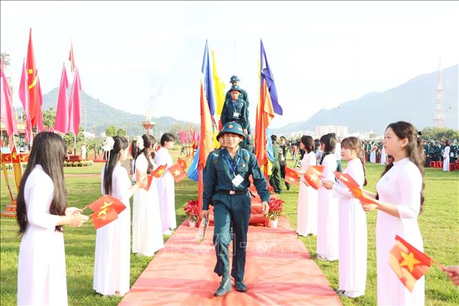 Thanh niên Khánh Hòa phấn khởi lên đường thực hiện nghĩa vụ quân sự. Ảnh: Đặng Tuấn – TTXVN