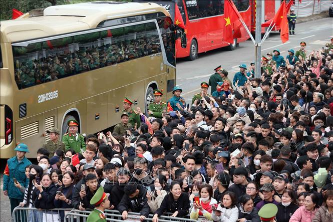 Người thân tiễn các tân binh tại xã Gia Lâm lên đường nhập ngũ. Ảnh: An Đăng - TTXVN