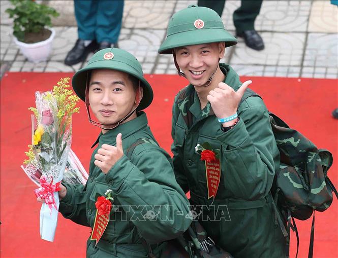 Tân binh tại điểm giao nhận quân số 06 - Ban Chỉ huy phòng thủ khu vực 4 - Gia Lâm phấn khởi lên đường nhập ngũ. Ảnh: An Đăng - TTXVN