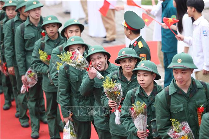 Cac tân binh tại điểm giao nhận quân số 06: Ban Chỉ huy PTkV4 - Gia Lâm phấn khởi lên đường nhập ngũ. Ảnh: An Đăng - TTXVN