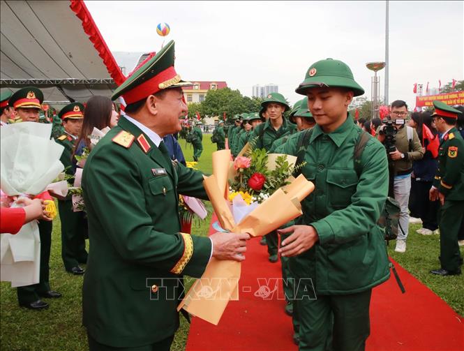 Lãnh đạo Bộ Tổng Tham mưu QĐND Việt Nam động viên thanh niên xã Thanh Trì lên đường nhập ngũ. Ảnh: Trọng Đức - TTXVN