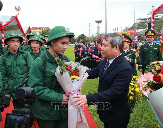 Chủ tịch UBND thành phố Hà Nội Vũ Đại Thắng động viên thanh niên xã Thanh Trì lên đường nhập ngũ. Ảnh: Trọng Đức - TTXVN
