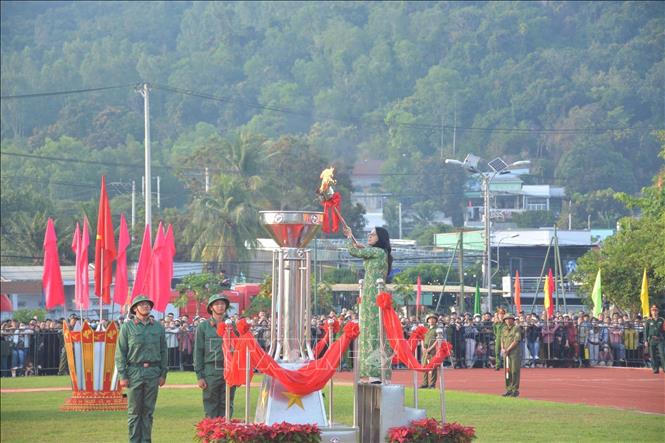 Nghi lễ thắp đuốc tại điểm giao quân phường Bắc Nha Trang (Khánh Hòa). Ảnh: Đặng Tuấn - TTXVN