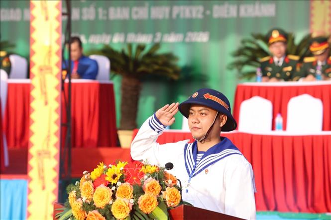 Thanh niên Khánh Hòa hăng hái lên đường nhập ngũ. Ảnh: Đặng Tuấn - TTXVN