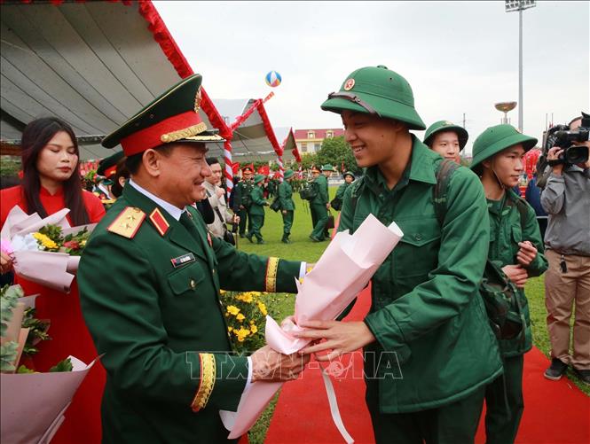 Lãnh đạo Bộ Tổng Tham mưu QĐND Việt Nam động viên thanh niên xã Thanh Trì lên đường nhập ngũ. Ảnh: Trọng Đức - TTXVN