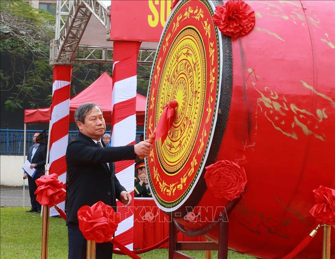 Chủ tịch UBND thành phố Hà Nội Vũ Đại Thắng đánh trống khai mạc lễ giao, nhận quân tại xã Thanh Trì. Ảnh: Trọng Đức - TTXVN