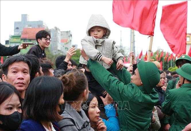 Tân binh xã Thanh Trì chia tay người thân lên đường nhập ngũ. Ảnh: Trọng Đức - TTXVN