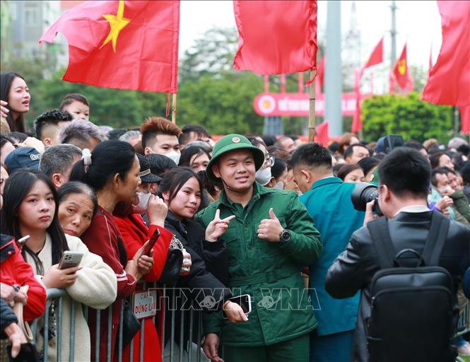 Tân binh xã Thanh Trì chia tay người thân lên đường nhập ngũ. Ảnh: Trọng Đức - TTXVN