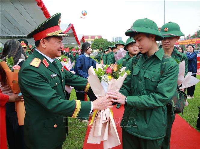 Lãnh đạo Bộ Tổng Tham mưu QĐND Việt Nam động viên thanh niên xã Thanh Trì lên đường nhập ngũ. Ảnh: Trọng Đức - TTXVN