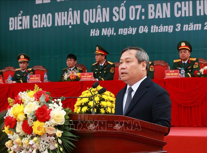 Chủ tịch UBND thành phố Hà Nội Vũ Đại Thắng phát biểu chúc mừng thanh niên xã Thanh Trì lên đường nhập ngũ. Ảnh: Trọng Đức - TTXVN