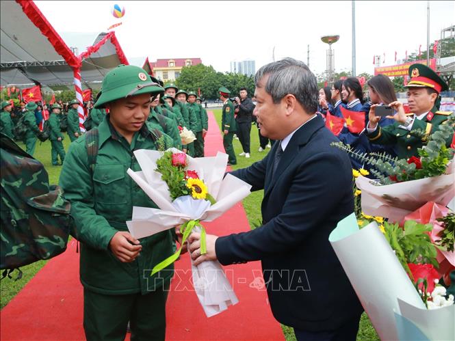 Chủ tịch UBND thành phố Hà Nội Vũ Đại Thắng động viên thanh niên xã Thanh Trì lên đường nhập ngũ. Ảnh: Trọng Đức - TTXVN
