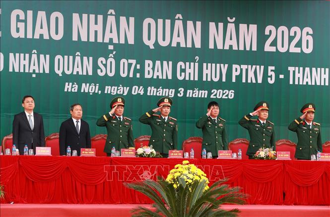 Các đại biểu dự Lễ giao, nhận quân năm 2026 tại xã Thanh Trì. Ảnh: Trọng Đức - TTXVN