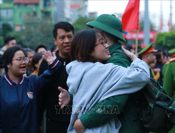 Tân binh xã Thanh Trì chia tay người thân lên đường nhập ngũ. Ảnh: Trọng Đức - TTXVN