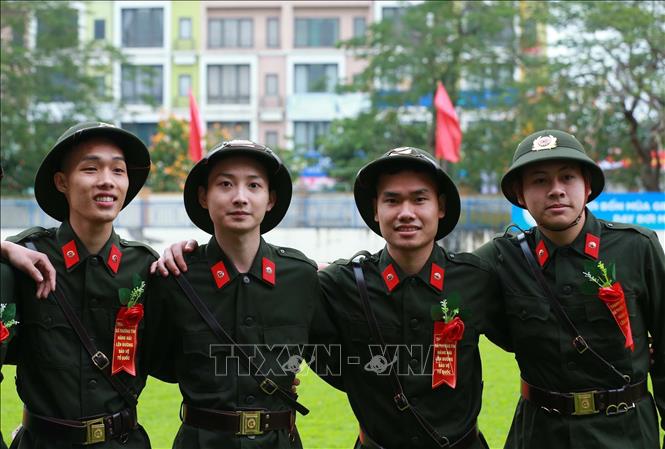 Các thanh niên Thanh Trì lên đường thực hiện nghĩa vụ Công an nhân dân. Ảnh: Trọng Đức - TTXVN