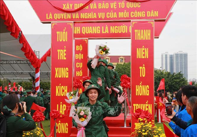 Thanh niên xã Thanh Trì lên đường nhập ngũ. Ảnh: Trọng Đức - TTXVN