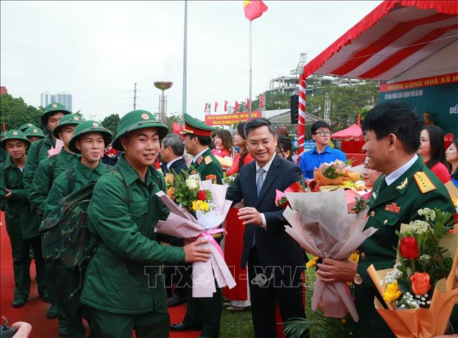 Thanh niên xã Thanh Trì lên đường nhập ngũ. Ảnh: Trọng Đức - TTXVN