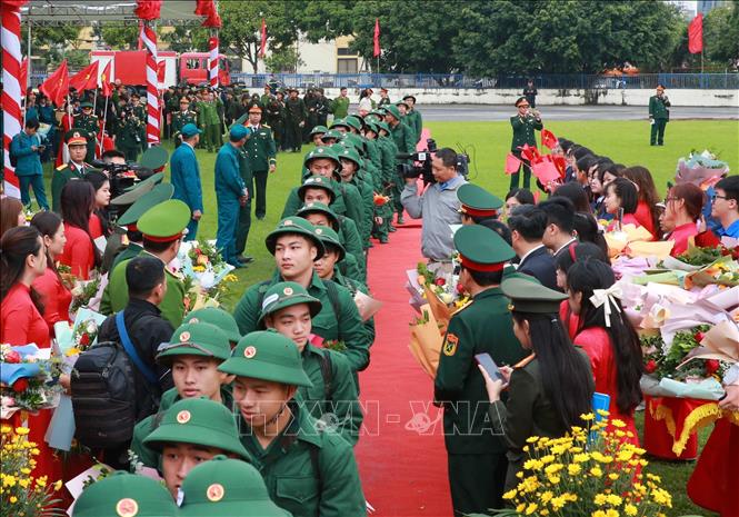 Lễ tiễn thanh niên xã Thanh Trì lên đường nhập ngũ. Ảnh: Trọng Đức - TTXVN