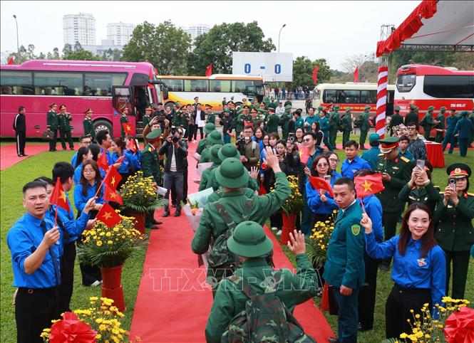 Lễ tiễn thanh niên xã Thanh Trì lên đường nhập ngũ. Ảnh: Trọng Đức - TTXVN
