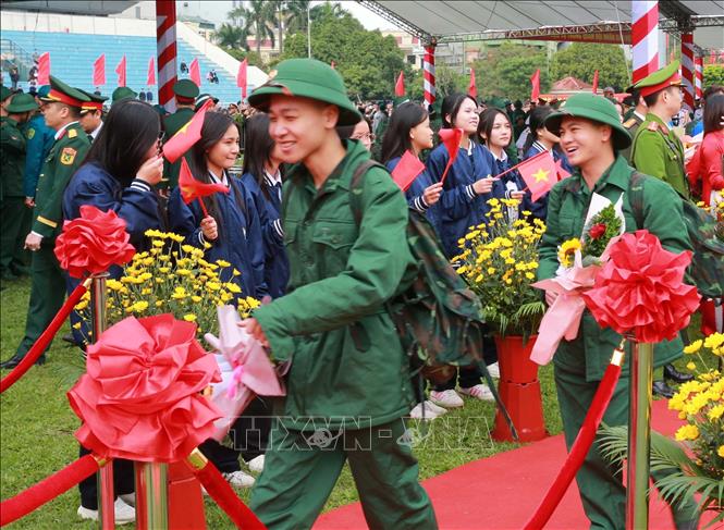 Thanh niên xã Thanh Trì lên đường nhập ngũ. Ảnh: Trọng Đức - TTXVN