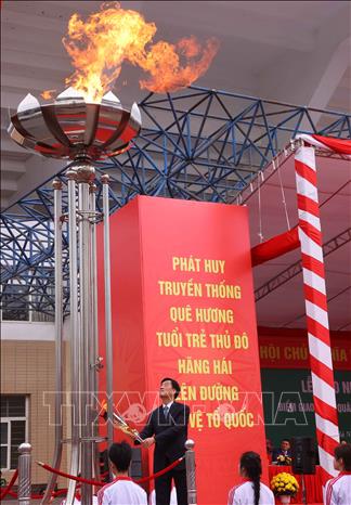 Bí thư Thành ủy Hà Nội Nguyễn Duy Ngọc thực hiện nghi thức thắp lửa truyền thống. Ảnh: Văn Điệp – TTXVN