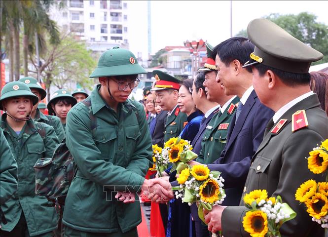 Bí thư Thành ủy Hà Nội Nguyễn Duy Ngọc tiễn các tân binh lên đường thực hiện nghĩa vụ quân sự. Ảnh: Văn Điệp – TTXVN