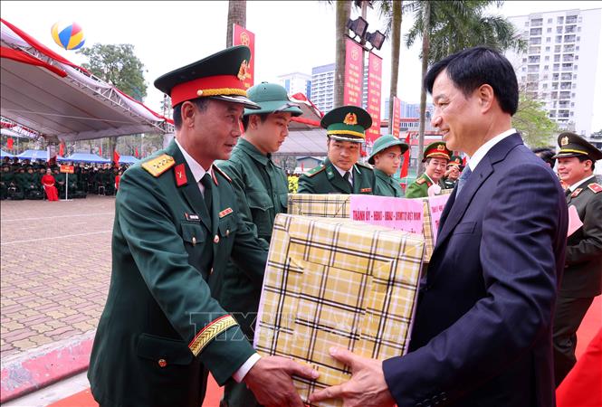 Bí thư Thành ủy Hà Nội Nguyễn Duy Ngọc tặng quà cho các đơn vị nhận quân. Ảnh: Văn Điệp – TTXVN