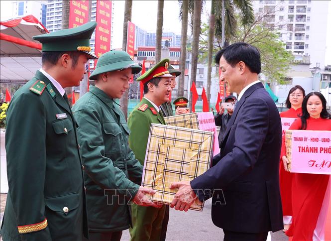 Bí thư Thành ủy Hà Nội Nguyễn Duy Ngọc tặng quà cho các đơn vị nhận quân. Ảnh: Văn Điệp – TTXVN