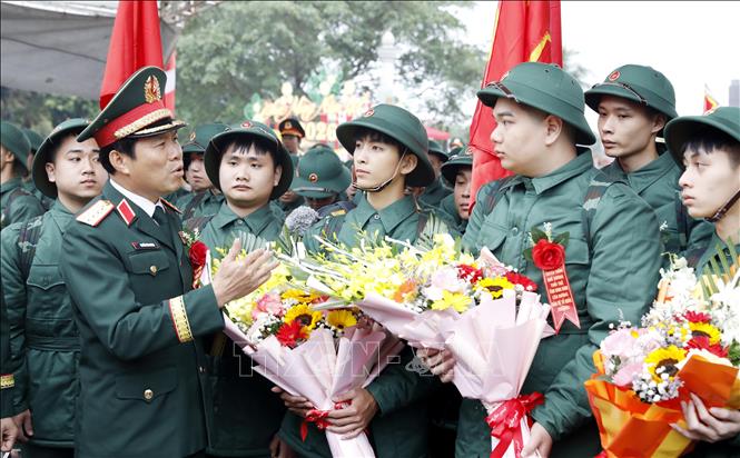 Đại tướng Nguyễn Tân Cương thăm hỏi, động viên các tân binh lên đường nhập ngũ. Ảnh: Thái Thuần - TTXVN