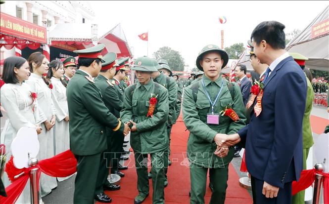 Các đại biểu động viên tân binh lên đường nhập ngũ. Ảnh: Thái Thuần - TTXVN