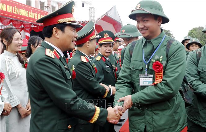 Đại tướng Nguyễn Tân Cương động viên các tân binh lên đường nhập ngũ. Ảnh: Thái Thuần - TTXVN