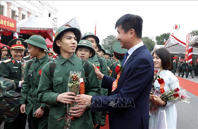 Bí thư Tỉnh uỷ Ninh Bình Trần Huy Tuấn tặng hoa động viên các tân binh lên đường nhập ngũ. Ảnh: Thái Thuần - TTXVN