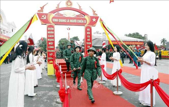 Các tân binh phấn khởi lên đường nhập ngũ. Ảnh: Thái Thuần - TTXVN